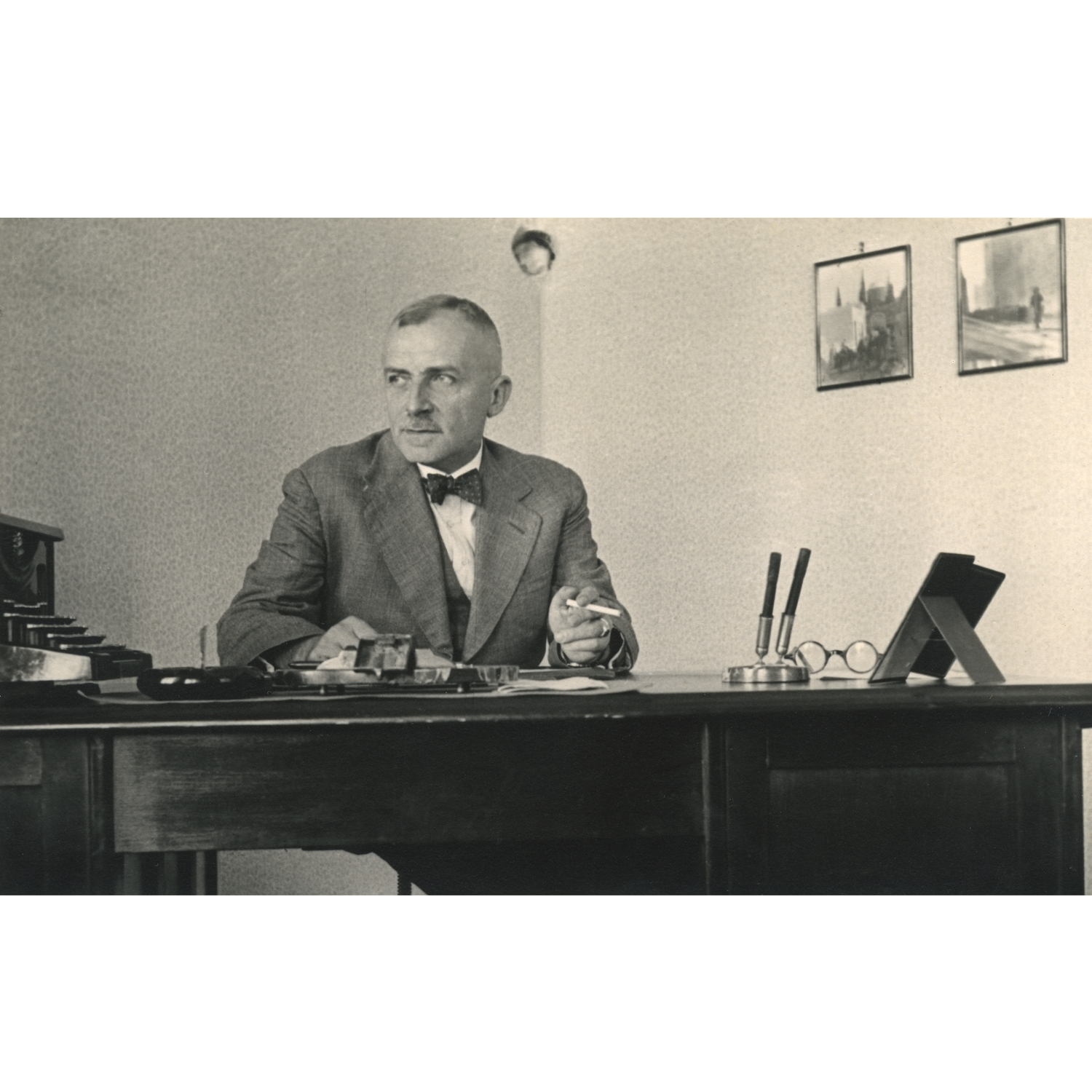 Fekete László a közjegyzői irodában