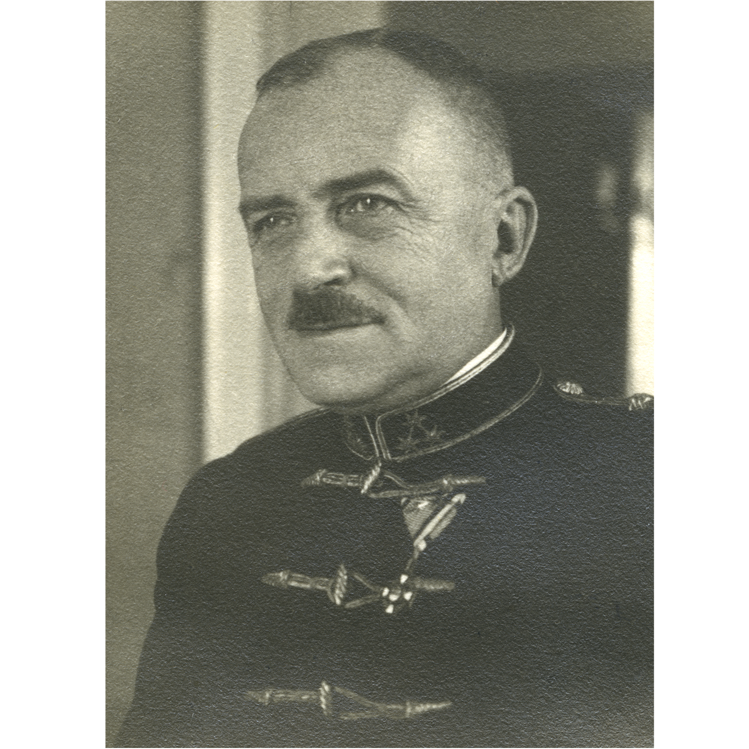 Fekete László katonai egyenruhás arcképe